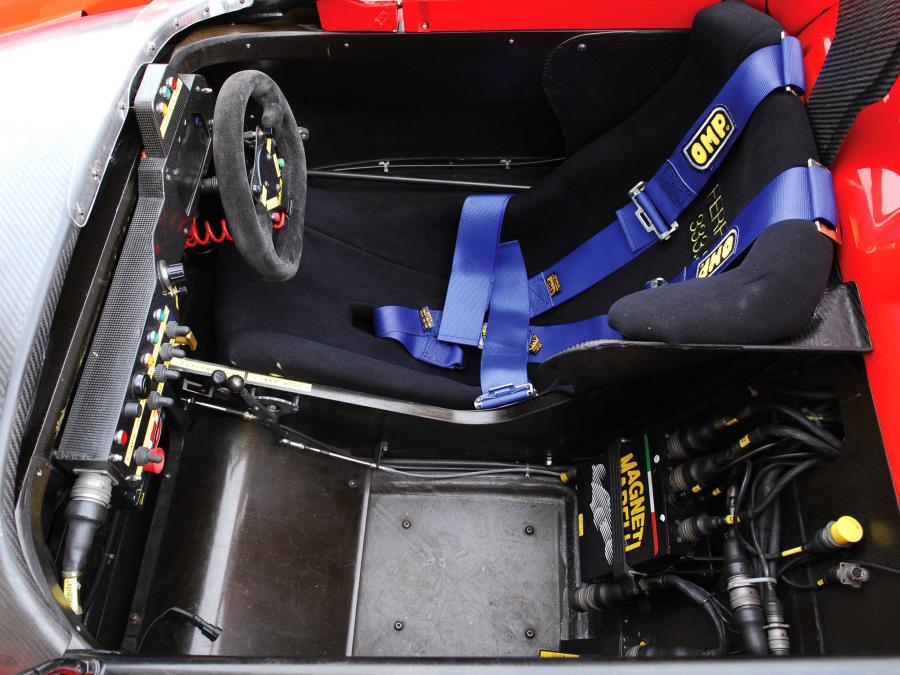 Интерьер Ferrari F333 SP 1995 года  (фото 8 из 27)